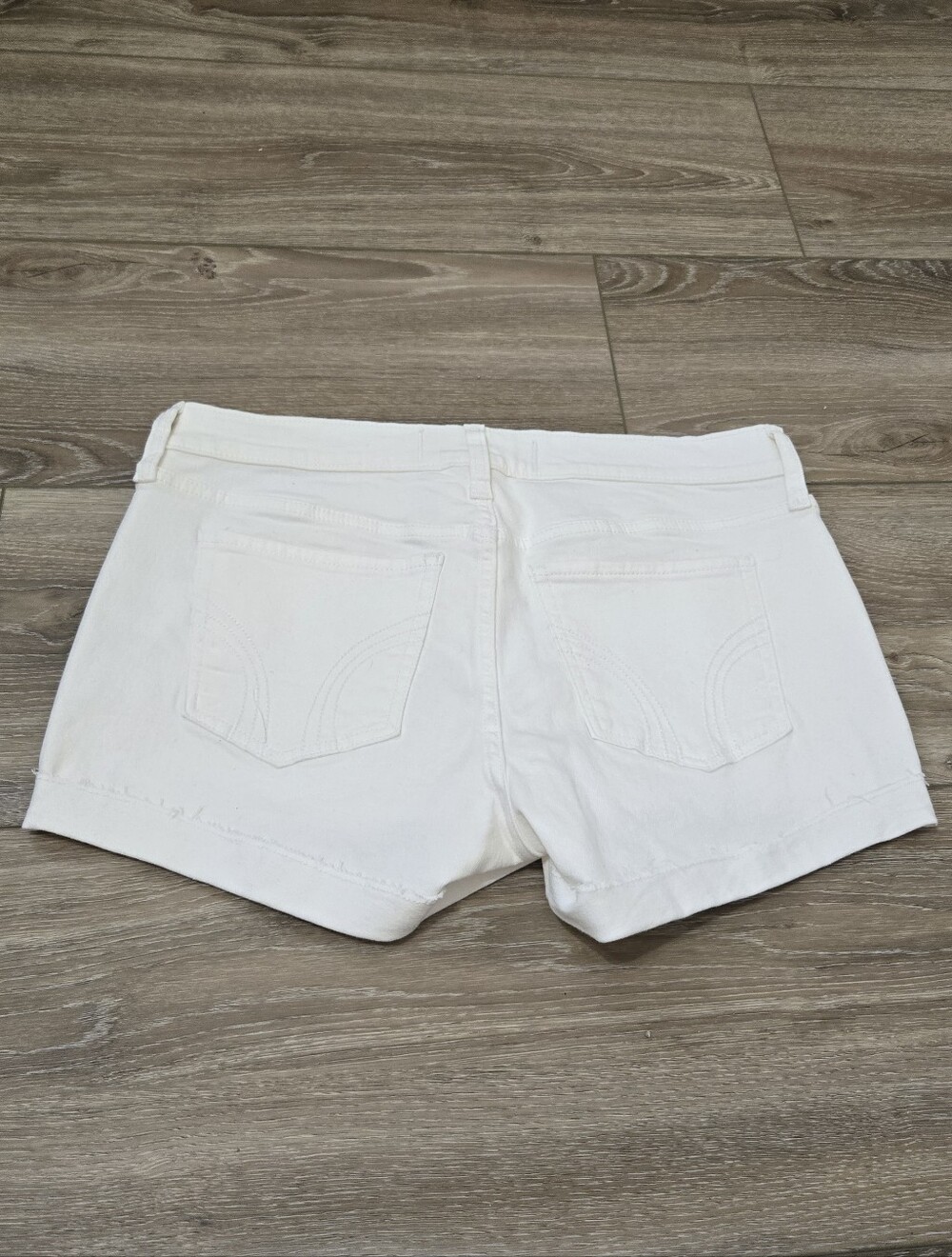NWT Hollister Low-rise 3" Shorts, 13/12 (31) - Picture 2 of 7